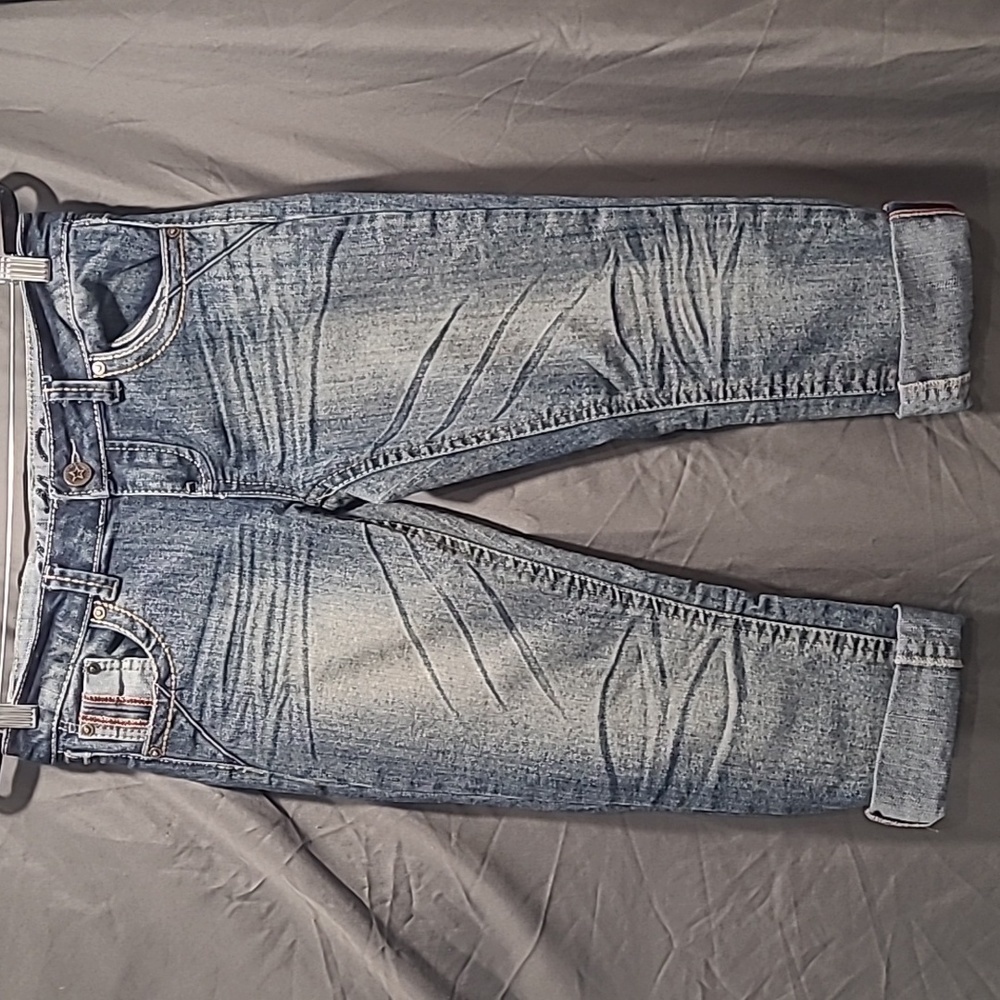 VANILLA Star Faded Denim Capri's With Red Decoration on Pocket & cuffs.  Size 9